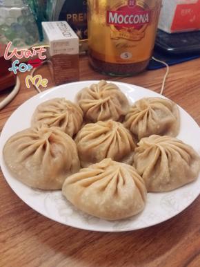 全麦的面粉稍微有点发暗，是正常的哟，咬一口浓郁的汤汁，小心不要烫到哟。