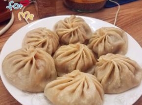 全麦的面粉稍微有点发暗，是正常的哟，咬一口浓郁的汤汁，小心不要烫到哟。