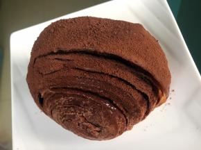 涂上巧克力酱，撒可可粉