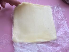 100克裹入黄油切薄条，，稍软化后擀成13*13cm的方块（冰箱冷藏）今天室温16度，我直接放室温了。