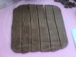 擀成方块。切成5cm宽的条。