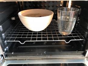 放入烤箱，烤箱内放置一杯清水保持湿度，发酵档发酵30-40分钟