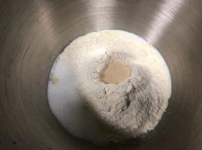 细砂糖加入在一边，面粉中间挖一个空倒入活性干酵母