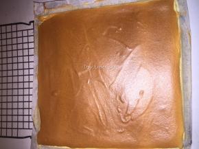 烘烤结束后拿出，放至晾网放凉
