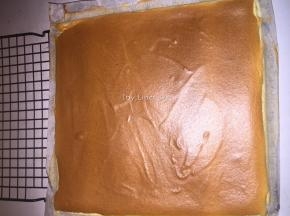 烘烤结束后拿出，放至晾网放凉
