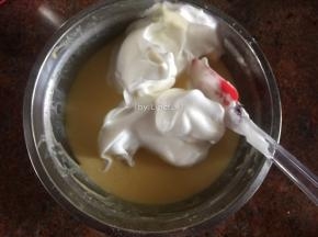 将1/3蛋白糊加入蛋黄糊中翻拌均匀
