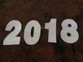 接着用硬纸板剪出所需数字
