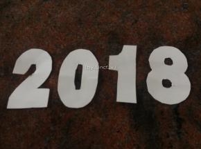 接着用硬纸板剪出所需数字
