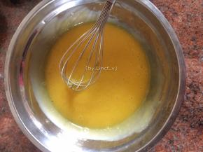 蛋黄用蛋抽搅打均匀
