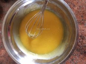 蛋黄用蛋抽搅打均匀
