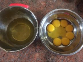 将鸡蛋的蛋黄蛋清分离，装蛋清的盆须无水无油
