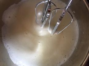 打至细泡时加入所剩细砂糖的一半继续打发
