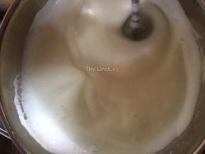 打至绵细泡泡时加入剩下的细砂糖继续打发
