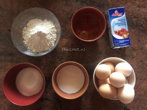 准备所需材料:低粉80g、细砂糖80g、鸡蛋8个、纯牛奶80g、玉米油80g、淡奶油250g、细砂糖（奶油）、草莓适量、蓝莓适量
