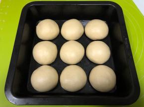 8寸的方盘内抹一层玉米油防粘，然后均匀布置放入面团