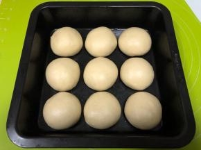 8寸的方盘内抹一层玉米油防粘，然后均匀布置放入面团