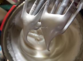 打至湿性发泡，打蛋器提起有小弯勾即可
