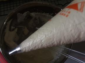 将奶油装入放了裱花嘴的裱花袋中