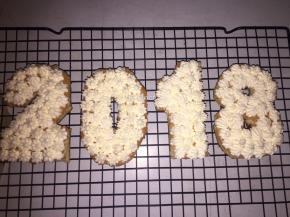 将每个数字摆放好，将奶油挤到数字上
