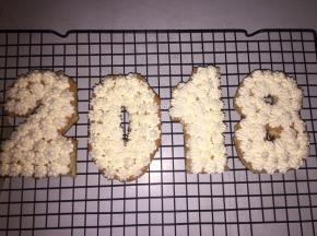 将每个数字摆放好，将奶油挤到数字上
