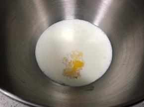 厨师机面盆内先倒入原味酸奶、淡奶油、全蛋液