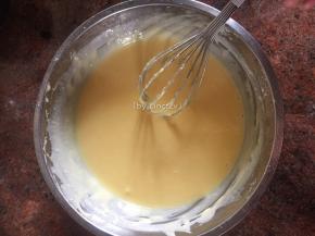 搅拌均匀至无干粉的蛋黄糊
