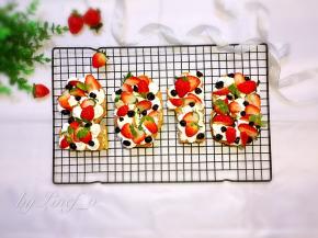 接着放上另一片数字，再挤上奶油，将草莓切好摆放上装饰即可，也可再放上蓝莓、芒果等其它水果装饰，完成。
