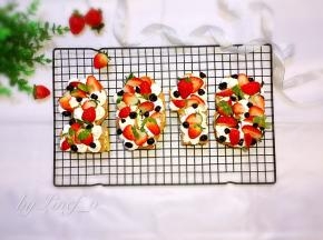 接着放上另一片数字，再挤上奶油，将草莓切好摆放上装饰即可，也可再放上蓝莓、芒果等其它水果装饰，完成。
