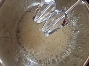 蛋清用电动打蛋器打至粗泡加入1/3细砂糖继续搅打
