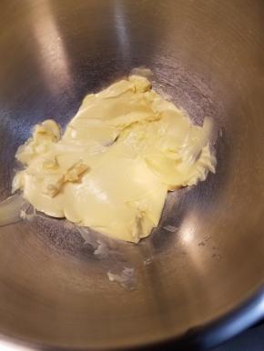 黄油室温软化，这一步很关键，影响后面的面糊的浓稠度，一定不要着急，着急的话就隔水加热软件，但是一定要控制时间不要融化成液体。
