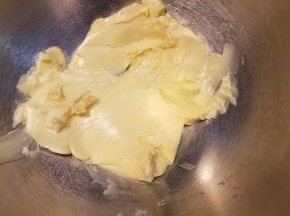 黄油室温软化，这一步很关键，影响后面的面糊的浓稠度，一定不要着急，着急的话就隔水加热软件，但是一定要控制时间不要融化成液体。