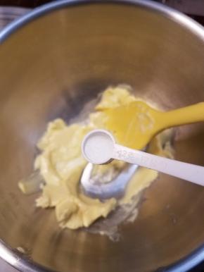 加盐后用打蛋器低速稍微打发一下，颜色变浅了就可以了。