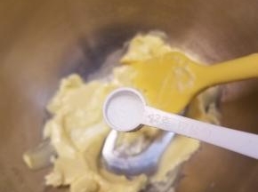 加盐后用打蛋器低速稍微打发一下，颜色变浅了就可以了。