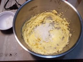 把细砂糖分两次加进去，先倒一半进去搅拌均匀，打蛋器最低那一档把细砂糖混进去到看不见就可以了，必须分次。