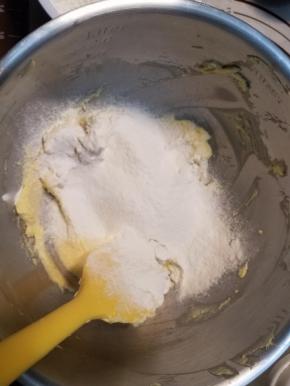 低筋面粉过筛分两次加进去，然后用刮刀切拌混匀，黄油软化到位了，面粉是容易的被黄油吸收进去的，拌匀到看不见干粉就马上停止了，切勿过度搅拌，面粉起筋，曲奇花纹就可以能会消失。