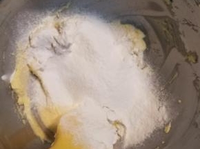 低筋面粉过筛分两次加进去，然后用刮刀切拌混匀，黄油软化到位了，面粉是容易的被黄油吸收进去的，拌匀到看不见干粉就马上停止了，切勿过度搅拌，面粉起筋，曲奇花纹就可以能会消失。