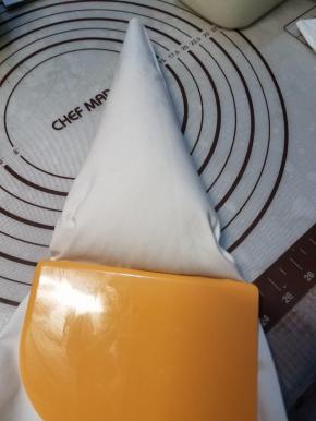 然后准备一个比较厚的裱花袋，我选择的是布的，当然硅胶的也可以，但其实你的面糊如果做好了，一次性裱花袋是不会挤破的，除非面粉起筋，或者黄油软化不足，都会使得面糊过硬，挤到手抽经，花嘴我的是三能的SN7092，其它任意大号的曲奇花嘴都可以替代，但是我个人比较喜欢这一款。