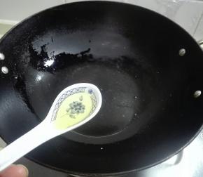 大火烧热锅放一勺食用油