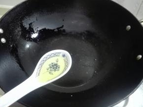 大火烧热锅放一勺食用油
