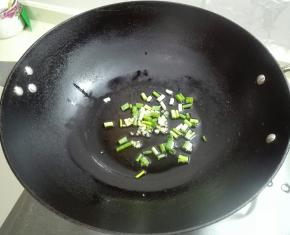 放葱花姜末爆香