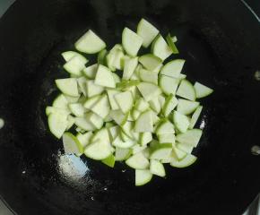 放西葫芦下锅翻炒变色