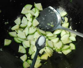 半小勺盐翻炒均匀