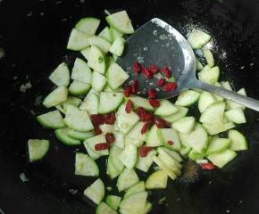 放枸杞拌匀出锅