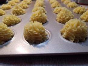 满盘的曲奇进入烤箱中层烘烤（三层烤箱就中间那层，四层烤箱下面数上来第二层），150度烘烤约20分钟，大家还需要根据自家烤箱的情况来调节。