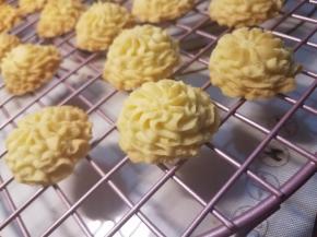 曲奇刚刚烤好之后肯定是软的，一定不要去动它，等它室温自然冷却就会变得酥脆了，冷却后室温放在密封罐里面，可以保存2周以上，曲奇是不能冷藏的，冷藏出来后会受潮变软的，必须室温放置。