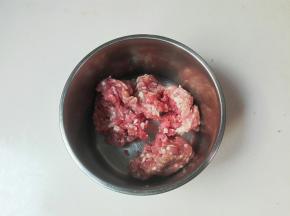 肉糜放深一点器皿里