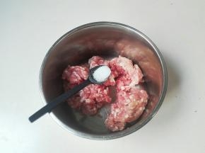 肉糜里放半小勺盐