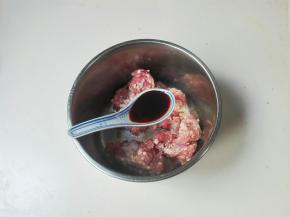 放一勺生抽顺时针搅拌均匀至有粘性