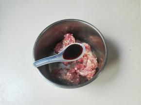 放一勺生抽顺时针搅拌均匀至有粘性