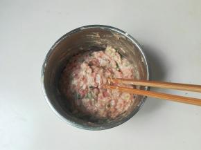 再顺时针搅拌均匀至有粘性